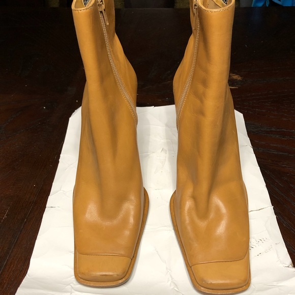 Laboutique - Picture 2 of 2